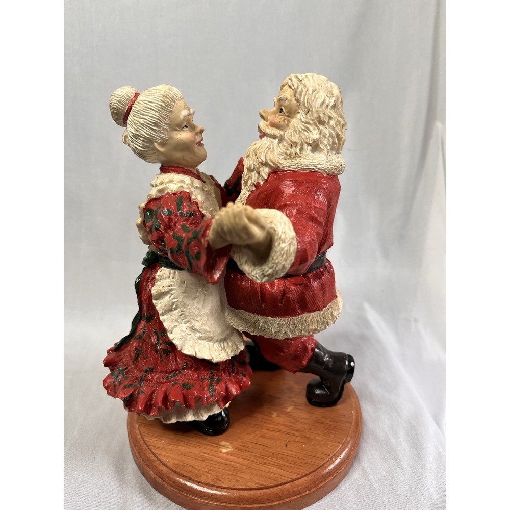 Vintage Figurine Santa & Mrs Clause Dancing  Cedar‎ Creek